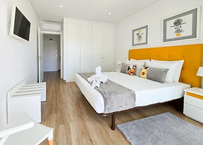 Rocha Honey Glow Apartment